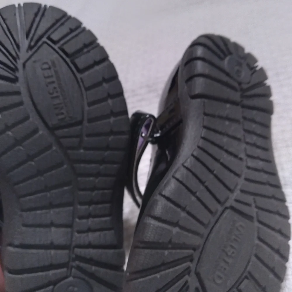 Unlisted black patent leather toddler shoe sz 6